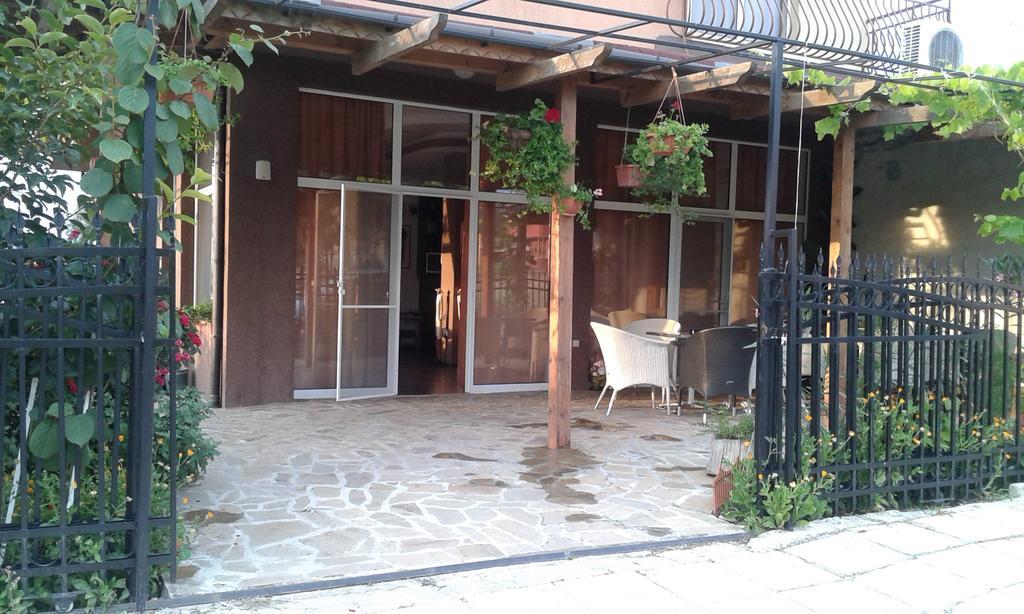 Zora Guest House Primorsko Exterior photo